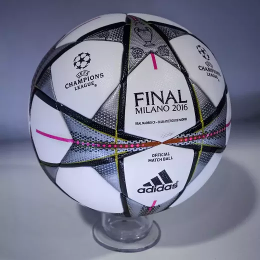 De eerste officiële bal voor het FIFA Wereldkampioenschap